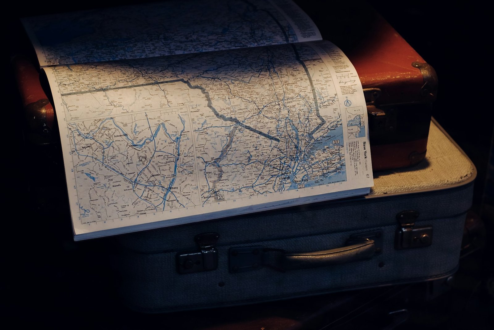 Maletas de viaje con un mapa abierto