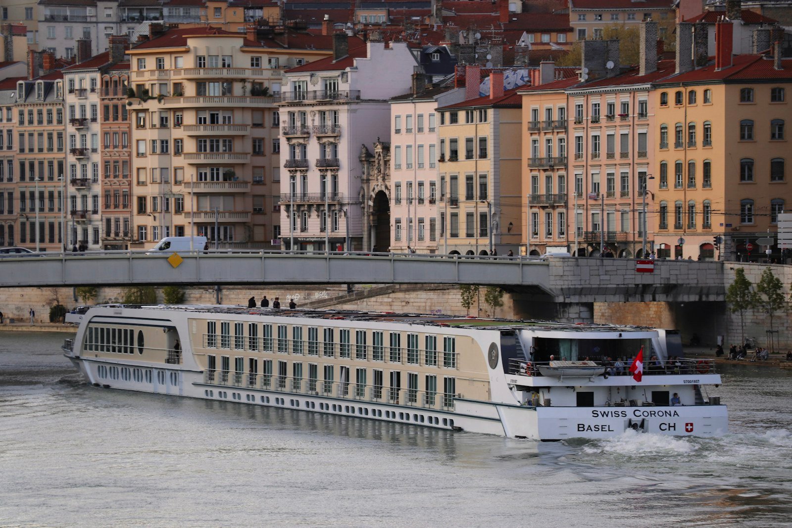 Crucero fluvial navegando por una ciudad europea