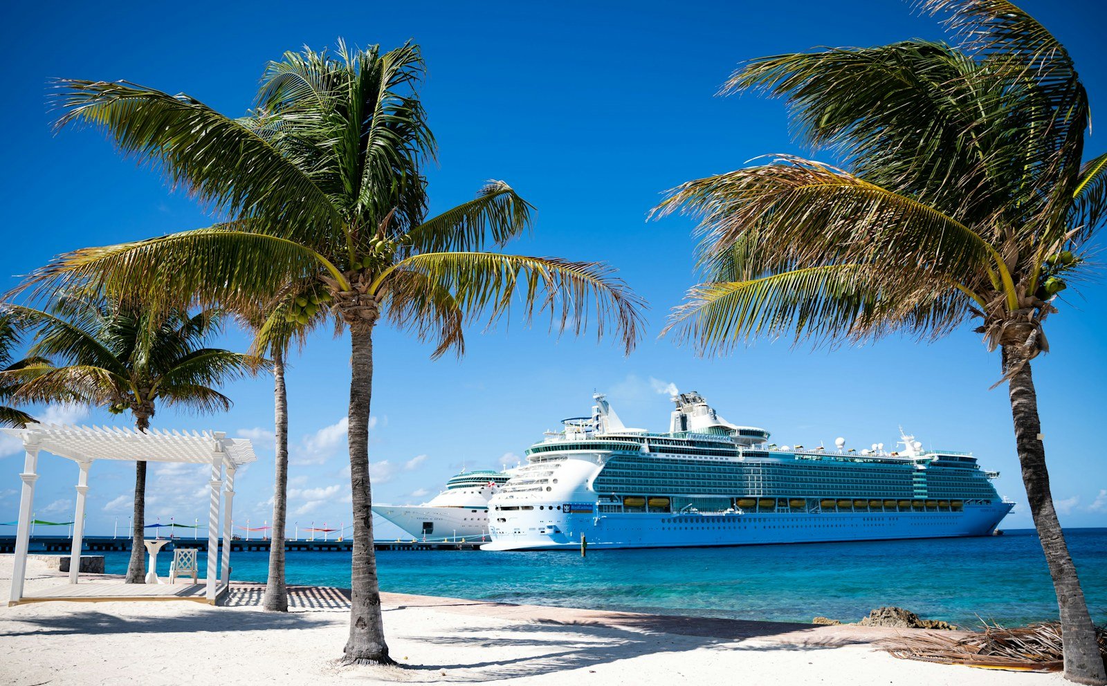 Crucero navegando junto a una playa tropical