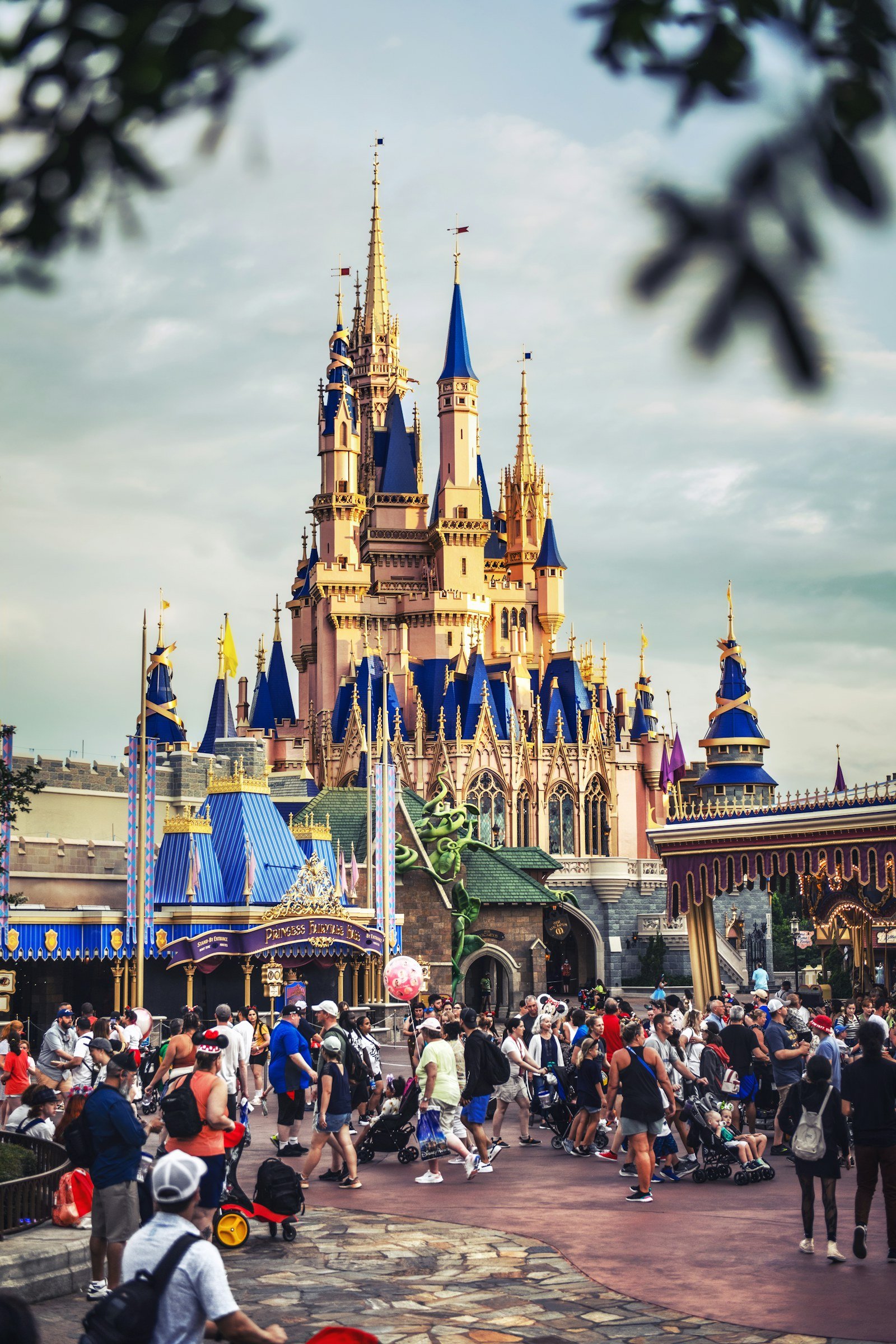 Familias recorriendo Magic Kingdom