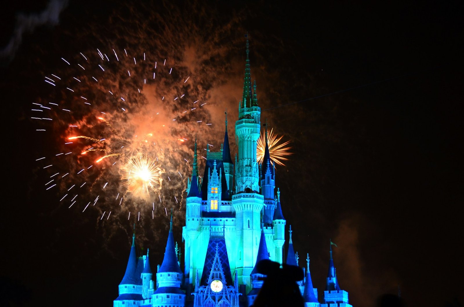 Castillo de Disney iluminado con fuegos artificiales